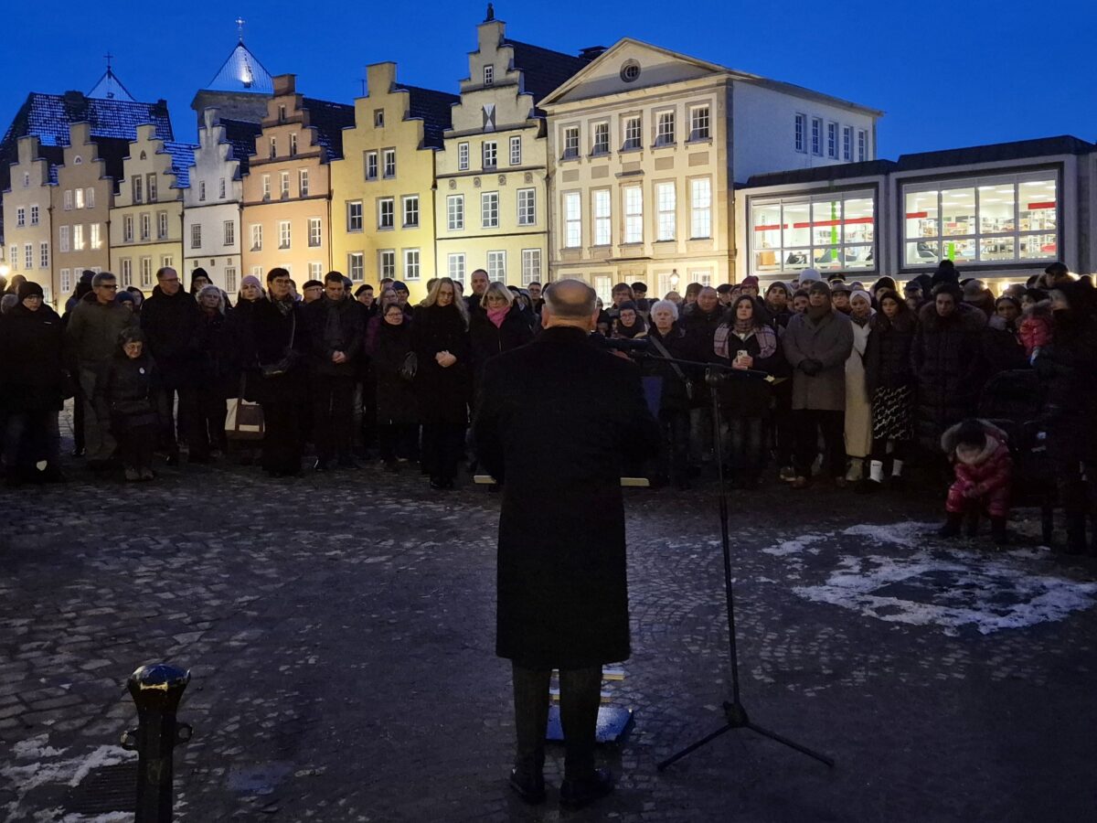 Jonny Böhmer spricht vor zahlreichen Menschen auf dem Marktplatz. / Foto: Gabriele Janz