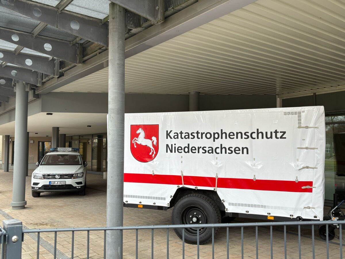 Deshalb stehen Katastrophenschutz-Fahrzeuge vor der OsnabrückHalle Katastrophenschutz vor der OsnabrückHalle. / Foto: Hinnerk Gramm