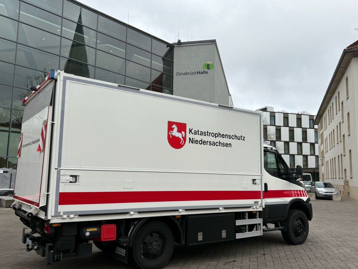 Deshalb stehen Katastrophenschutz-Fahrzeuge vor der OsnabrückHalle Katastrophenschutz vor der OsnabrückHalle. / Foto: Hinnerk Gramm