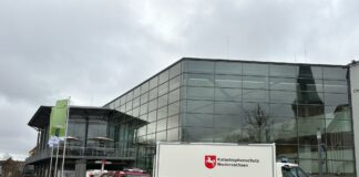 Katastrophenschutz vor der OsnabrückHalle. / Foto: Gramm