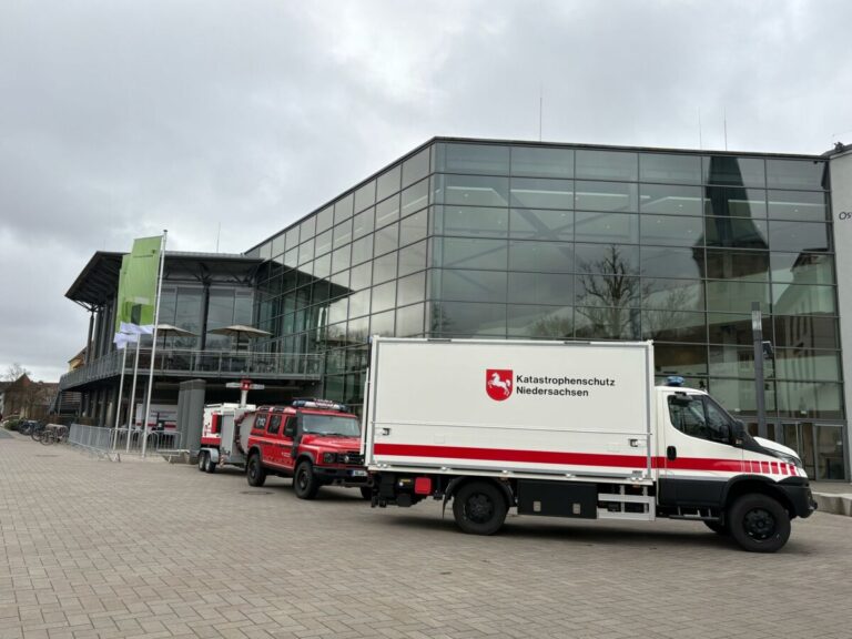 Katastrophenschutz vor der OsnabrückHalle. / Foto: Gramm