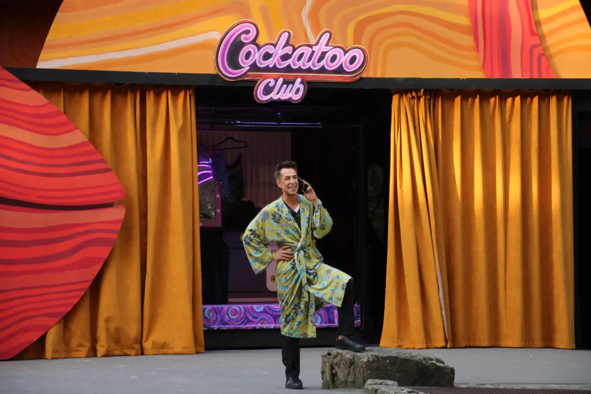 Tick (Adrian Becker) erhält einen Anruf von seiner Frau: Sein Sohn möchte ihn kennen lernen. Also macht er sich auf den Weg. / Foto: kulturfeder.de