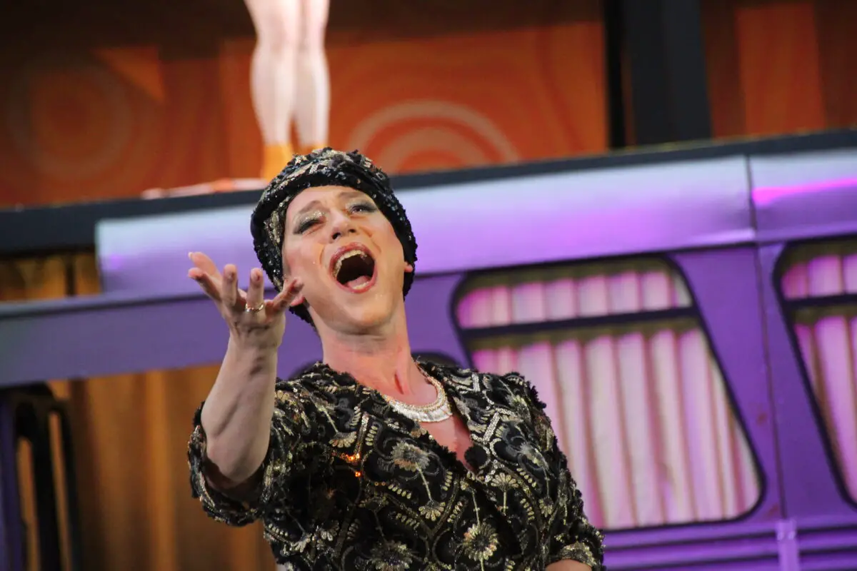 Auf seiner Reise quer durch Australien begleitet ihn Bernadette (Gerben Grimmius). / Foto: kulturfeder.de