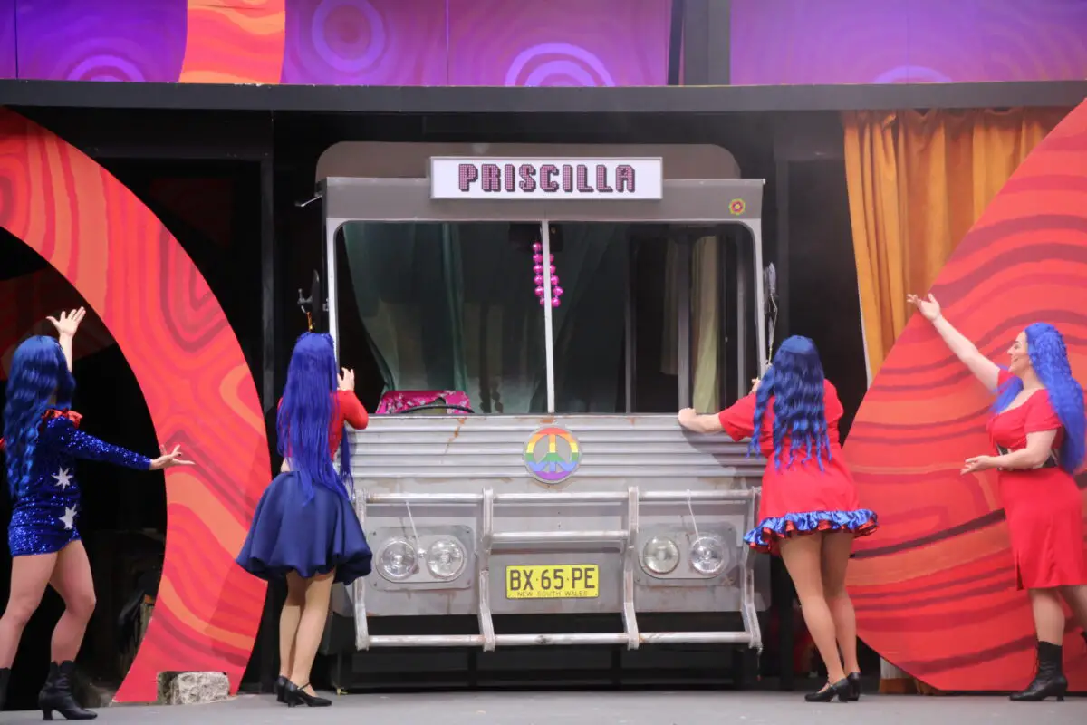 Mit einem alten Bus namens Priscilla geht’s los. / Foto: kulturfeder.de