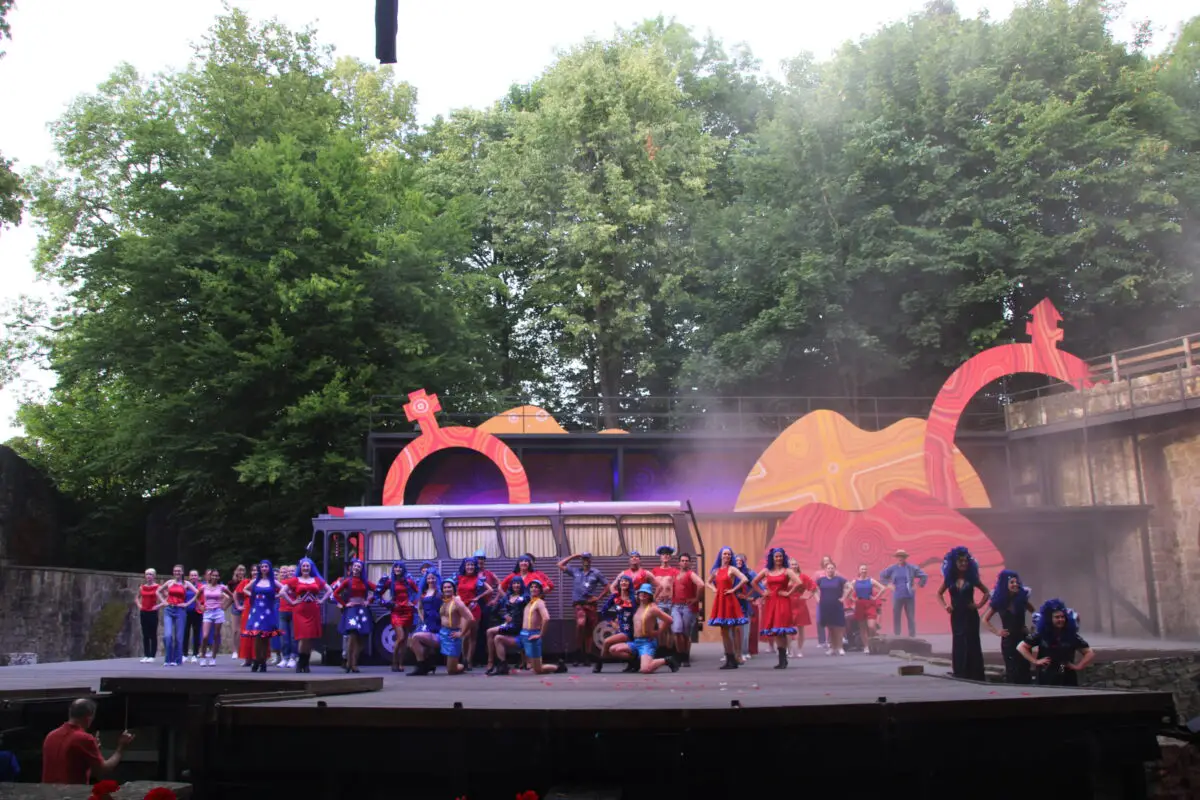 Unterwegs tritt das Trio immer wieder auf, hat aber auch Stress mit homophoben Menschen, die den Bus beschmieren. / Foto: kulturfeder.de