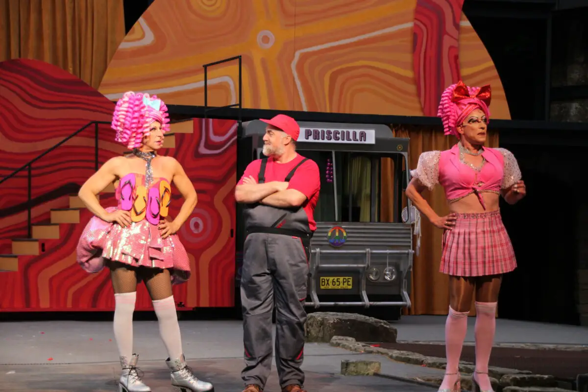 Nachdem der Bus eine Panne erleidet, hilft ihnen der Mechaniker Bob (Benjamin Eberling) und begleitet sie fortan. / Foto: kulturfeder.de