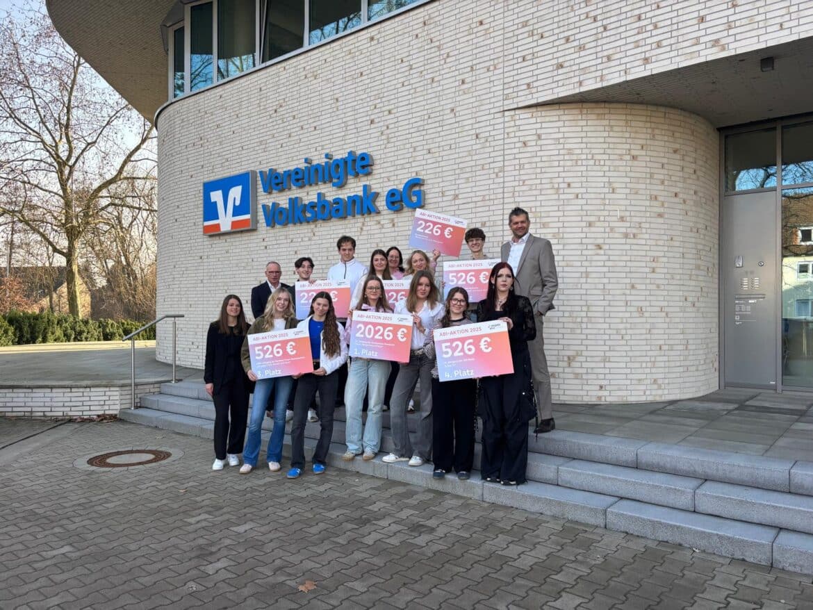 Die Abi-Jahrgänge mit den Schecks. / Foto: Lilli Würdemann