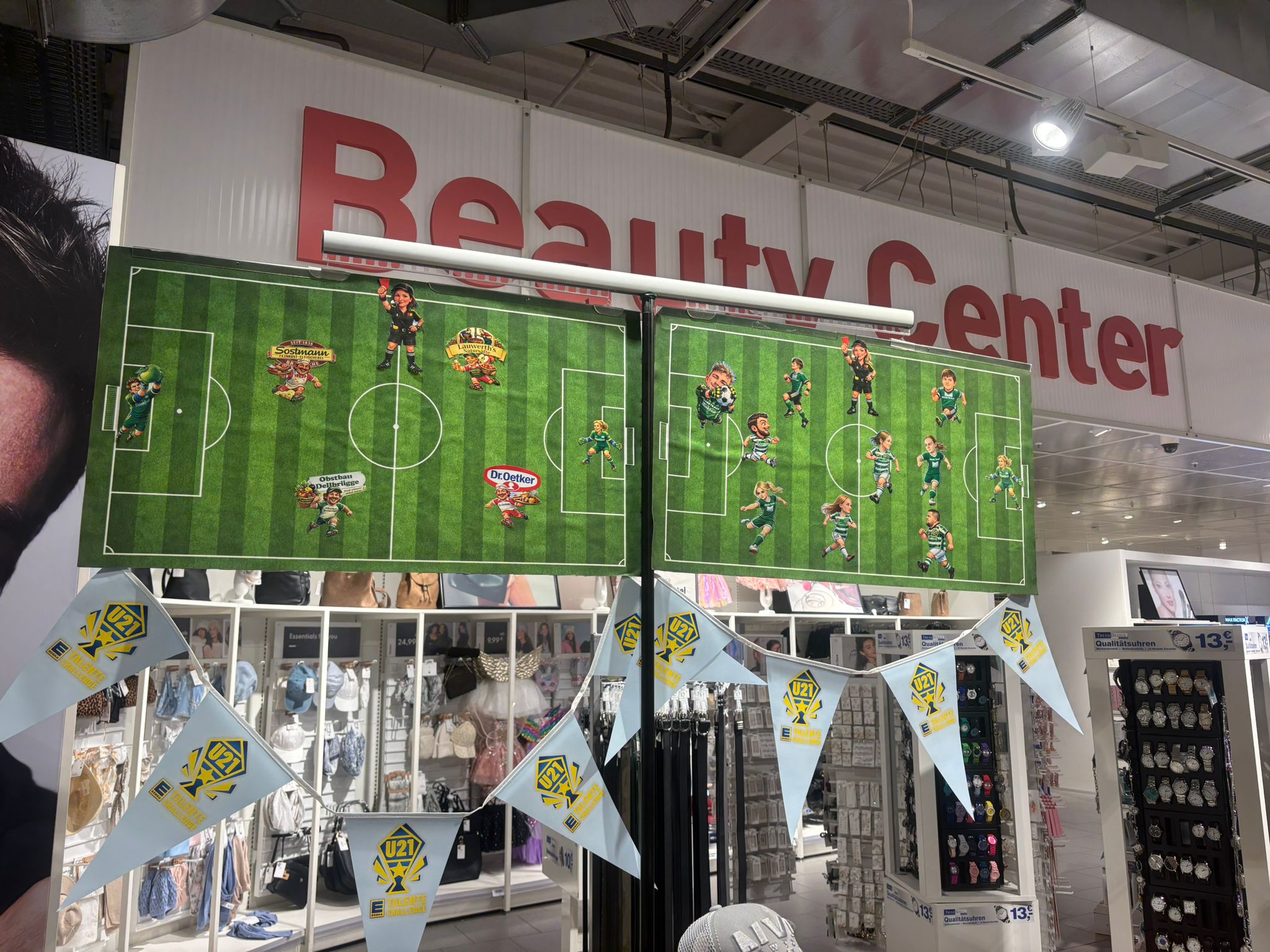 Das Fußballfeld zeigt rechts die Azubis und links die regionalen Lieferanten. / Foto: Lilli Würdemann