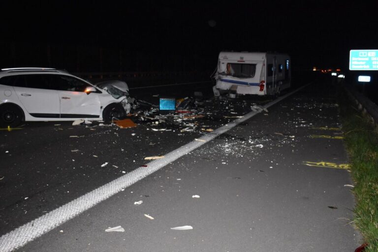 Unfall auf A1 mit Wohnwagen