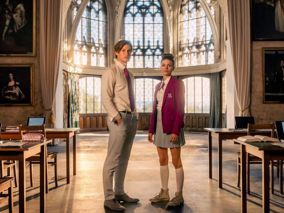 Damian Hardung (James Beaufort) und Harriet Herbig-Matten (Ruby Bell) in der Serie "Maxton Hall". (Foto: Amazon Prime / Stephan Rabold)