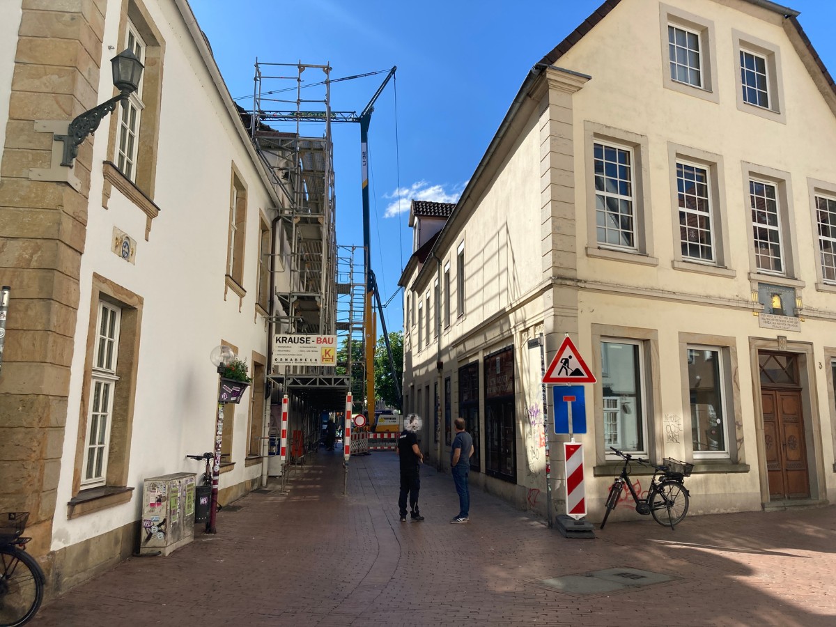Hier geht nicht's mehr: Weil an der Lagerhalle gebaut wird, ist die Rolandsmauer voll gesperrt. / Foto: Dominik Lapp