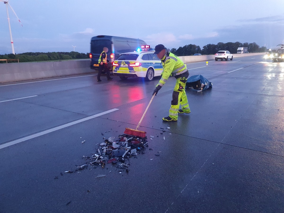 Schwerer Unfall auf der Autobahn A1: BMW prallt gegen Leitplanken – vier Verletzte Unfall A1