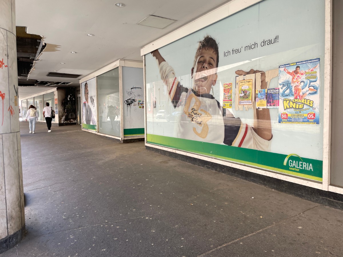 Alle Fenster bekommen Farbe: So wird das alte Galeria-Gebäude am Neumarkt verschönert Galeria-Ruine am Neumarkt wird verschönert. / Foto: Dominik Lapp