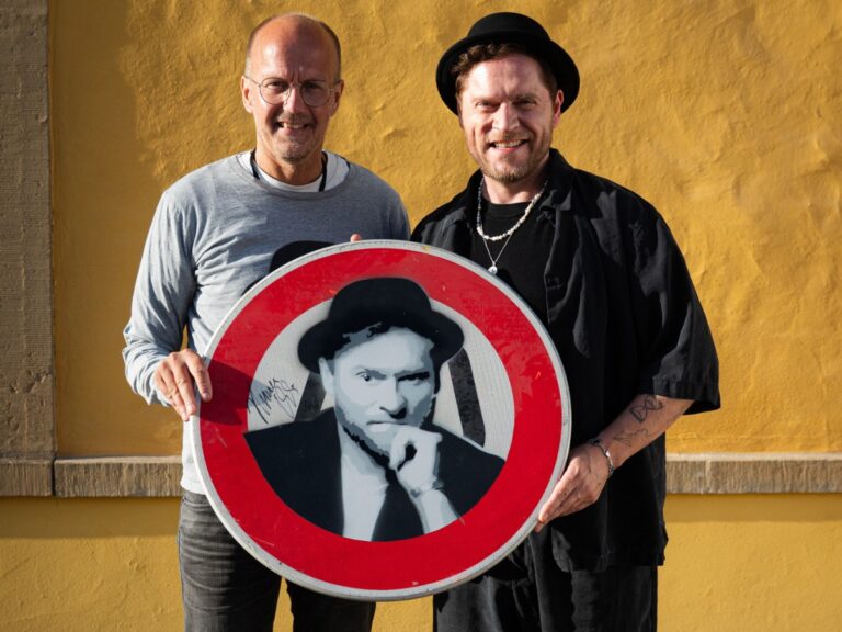 Die Auktionen sind ab sofort online. Interessierte können auf der Webseite www.unitedcharity.de nach den Kunstwerken suchen und bis zum 17. September mitbieten. Jeder Gebots-Euro hilft Menschen vor Ort. / Foto: Caritas, Mika Springwald