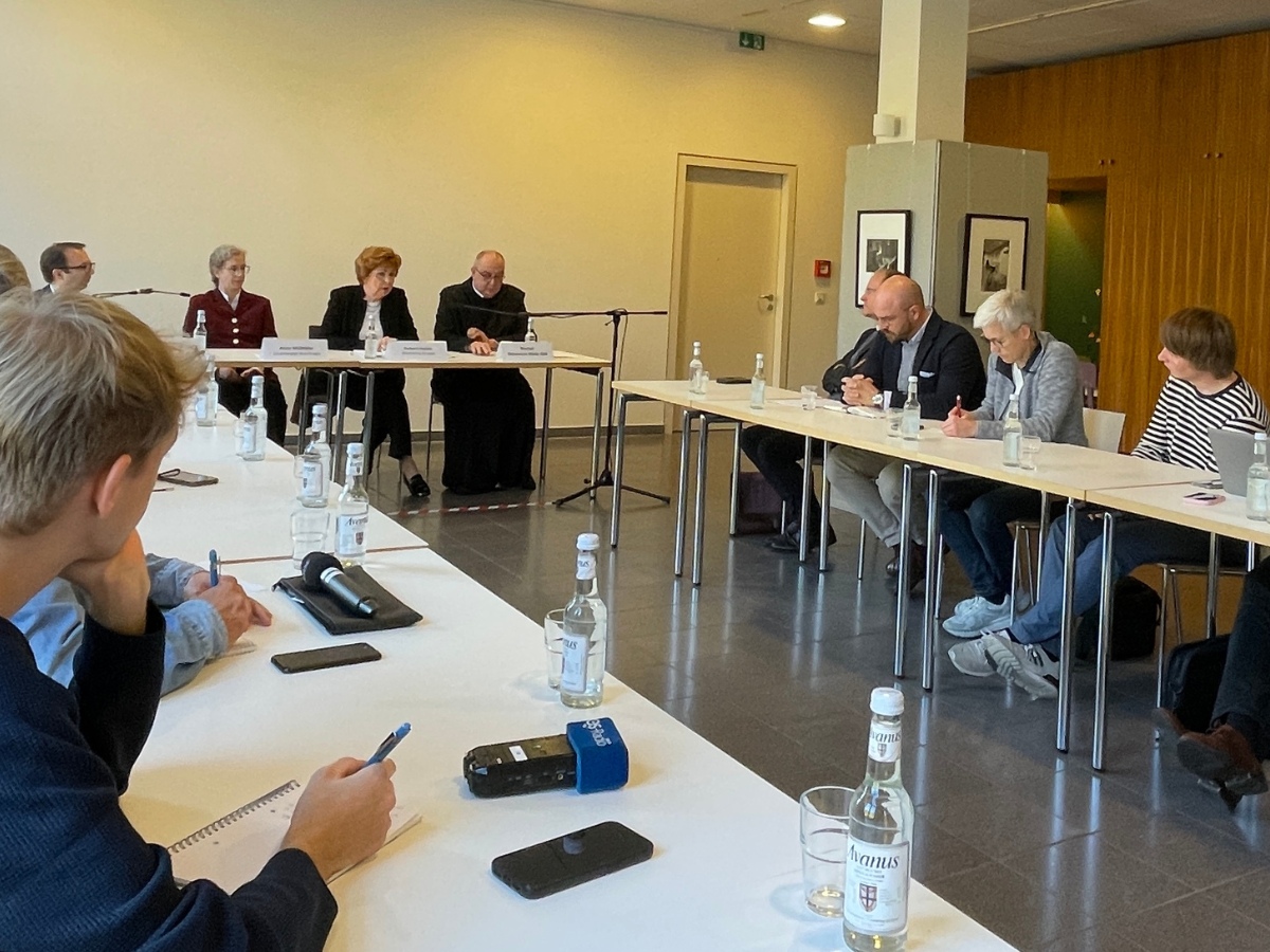 Wie das Bistum Osnabrück sexualisierte Gewalt aufarbeitet – und was sich jetzt ändern soll Pressegespräch im Forum am Dom. / Foto: Dominik Lapp