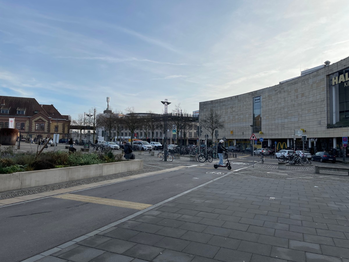 Radboulevard am Hauptbahnhof Osnabrück mit neuem Beet vor dem Hotel. / Foto: Dominik Lapp