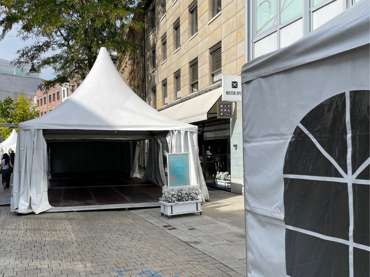 Aufbau für den Tag der Niedersachsen. / Foto: Dominik Lapp