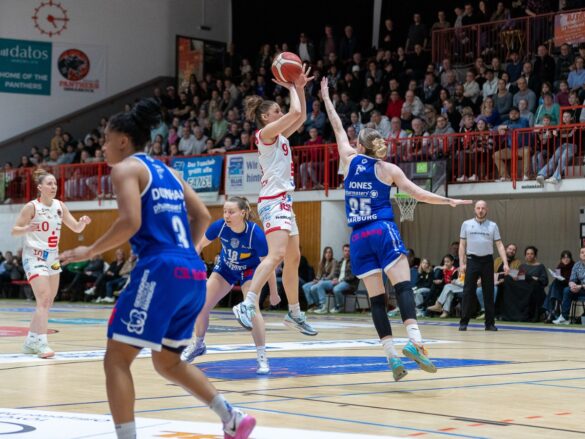 GiroLive Panthers setzen sich mit starker Schlussphase gegen Marburg durch