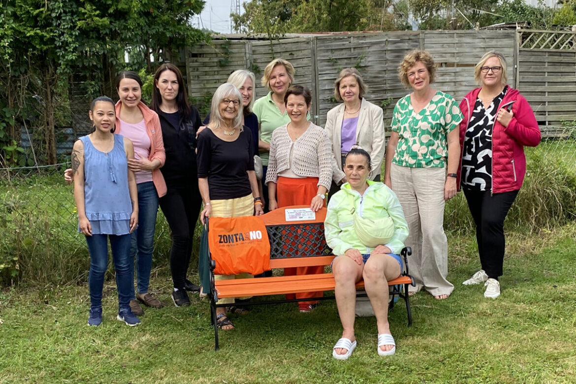 100. orange Bank - Gewalt gegen Frauen