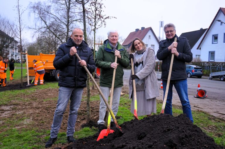 1000 neue Bäume für Osnabrück (von links): Thomas Maag, Antonius Fahnemann, Sigrid Dallwig, Fritz Brickwedde.