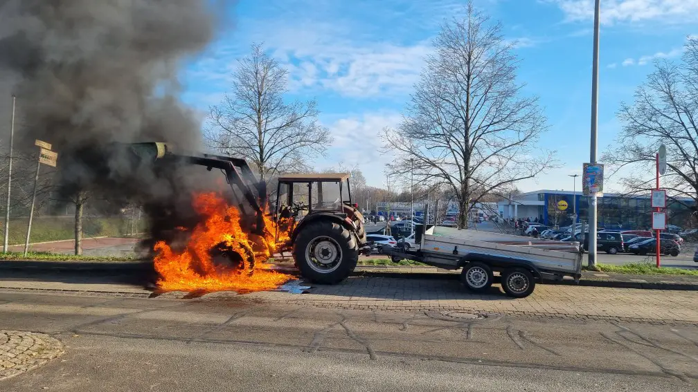 Brennender Traktor in Bramsche. / Foto: Polizei Bramsche