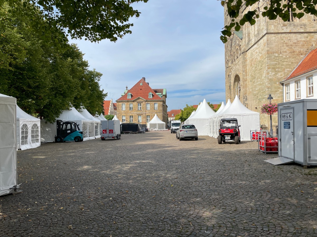 Aufbau für den Tag der Niedersachsen. / Foto: Dominik Lapp