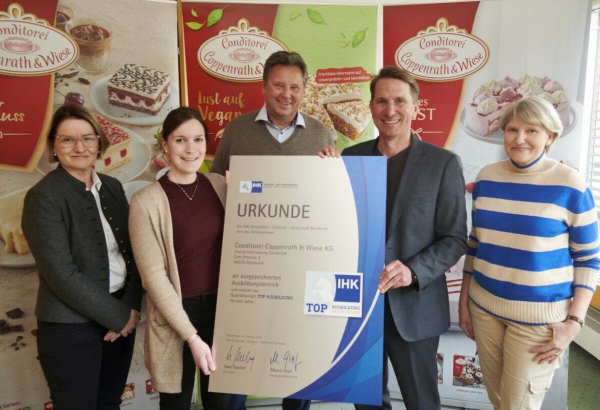 IHK-Hauptgeschäftsführer Marco Graf (2. v. r.) und IHK-Geschäftsbereichsleiterin Juliane Hünefeld-Linkermann (l.) mit Geschäftsführer Andreas Wallmeier (Mitte), Leiterin Personalmanagement Carolin Berg-Hagemeyer (r.) sowie Personalreferentin Kristin Knüppel (2. v. l.) von der Conditorei Coppenrath & Wiese KG in Osnabrück. / Foto: IHK, Uwe Lewandowski