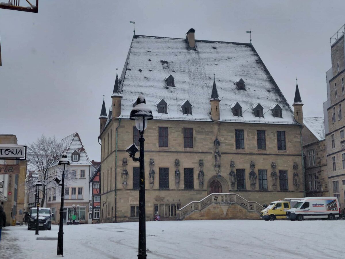 Historisches Rathaus von Schnee bedeckt / Foto : Justus Hanneken
