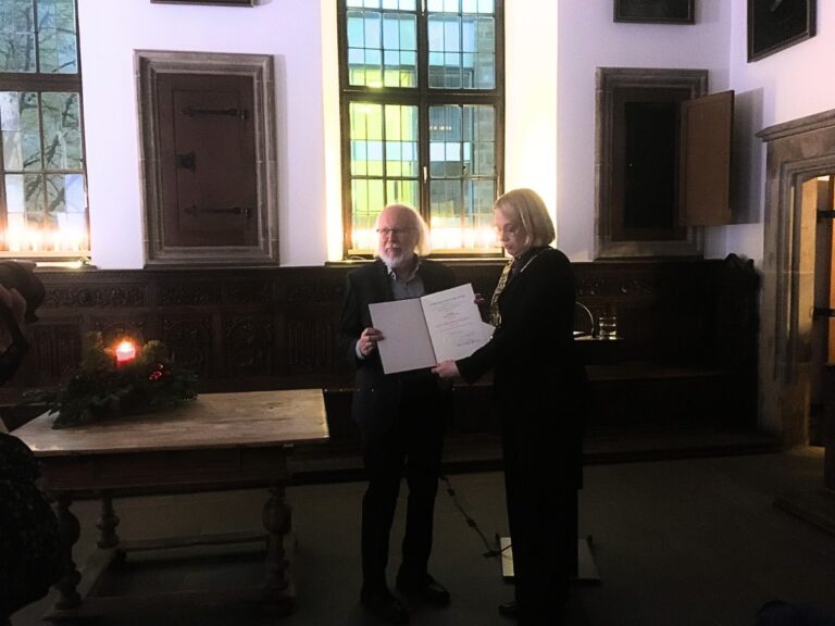 Wilhelm Bremer erhält das Bundesverdienstkreuz von Katharina Pötter.