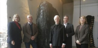 Präsentation des Kohlebrockens. / Foto: Dominik Lapp