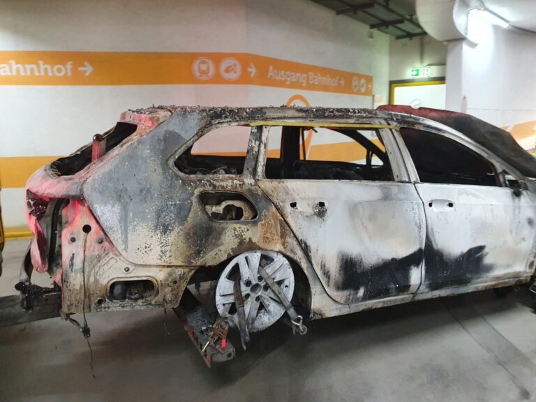 Ausgebranntes Auto in der Bahnhofsgarage. / Foto: Heiko Westermann