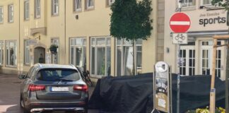 Auto fährt falsch herum durch die Heger Straße
