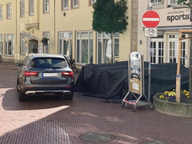 Auto fährt falsch herum durch die Heger Straße
