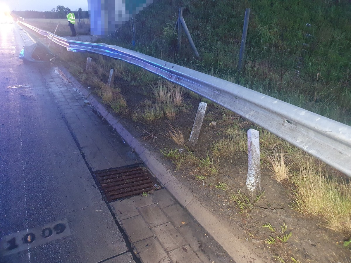 Schwerer Unfall auf der Autobahn A1: BMW prallt gegen Leitplanken – vier Verletzte Unfall A1