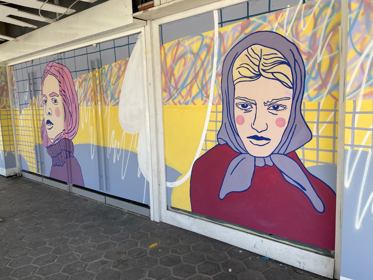 Alle Fenster bekommen Farbe: So wird das alte Galeria-Gebäude am Neumarkt verschönert Galeria-Ruine am Neumarkt wird verschönert. / Foto: Dominik Lapp