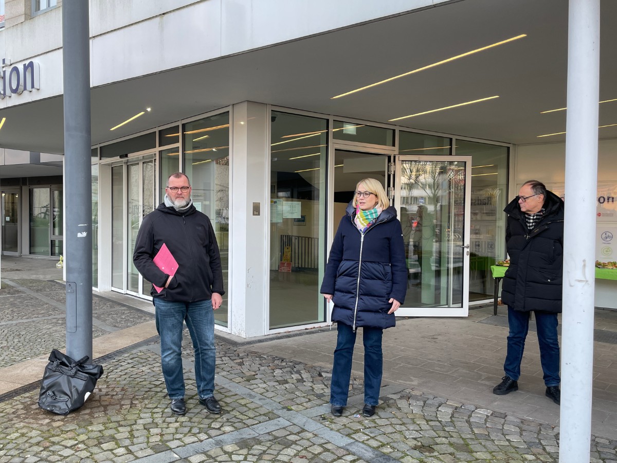 Von links: Fachbereichsleiter Mike Bohne, Oberbürgermeisterin Katharina Pötter und Hartmut Dieckmann von der ausführenden Baufirma. / Foto: Dominik Lapp