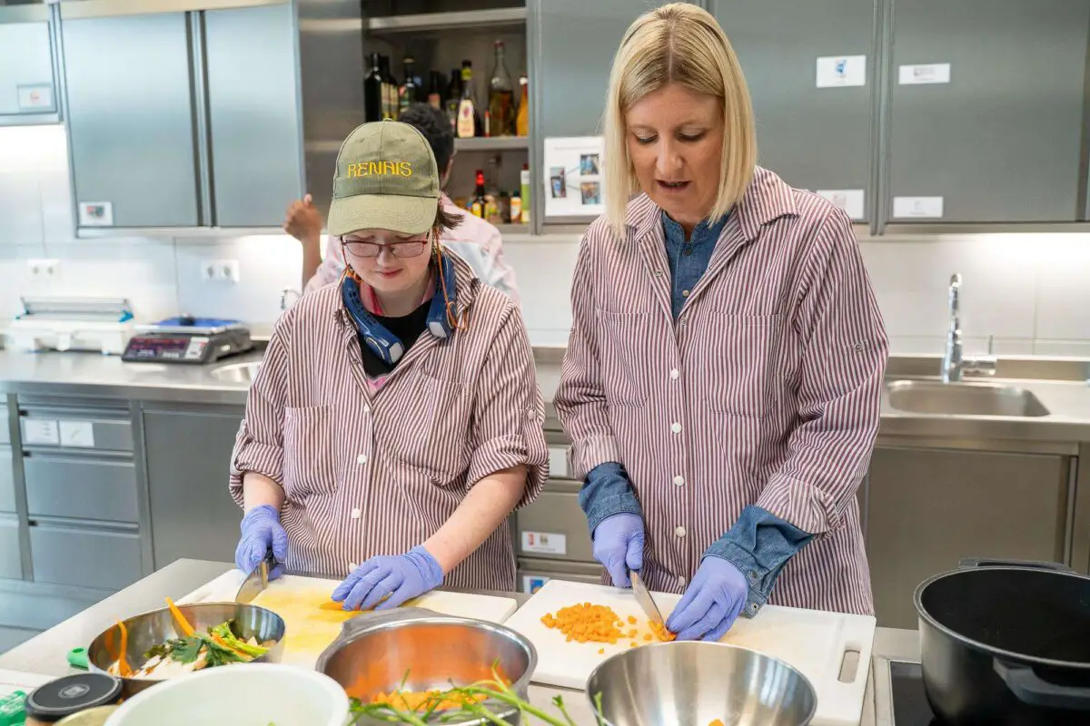 Einsatz in der Küche: Sarah Dörrenkemper (links) ermöglichte Tina Heliosch, Leiterin der Agentur für Arbeit, einen Einblick in den BBB der HHO. / Foto: Silke Wagener-Schawe