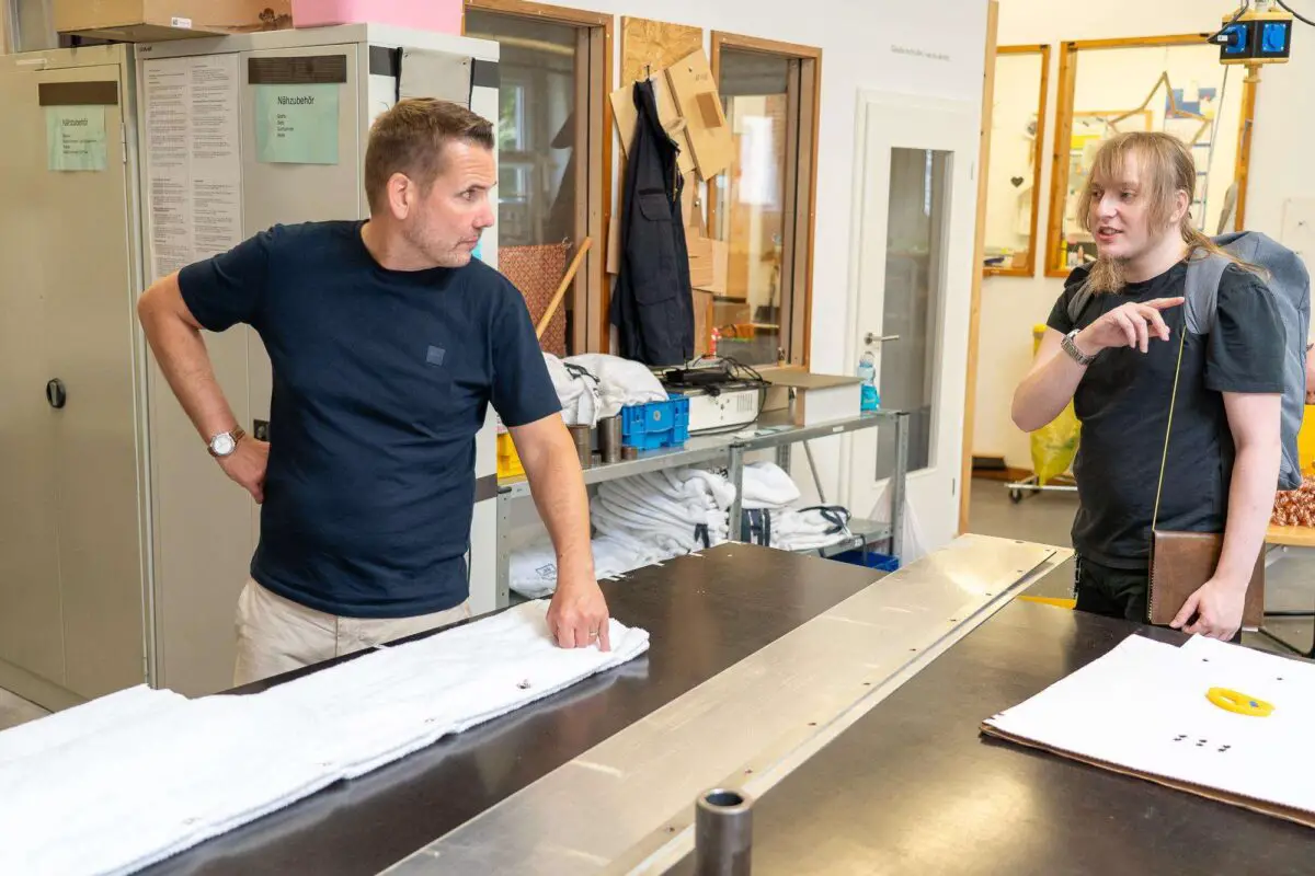 Bereits im August wechselte Leif Frederik Blum (links) Schicht mit Tobias Obermeyer. / Foto: Silke Wagener-Schawe