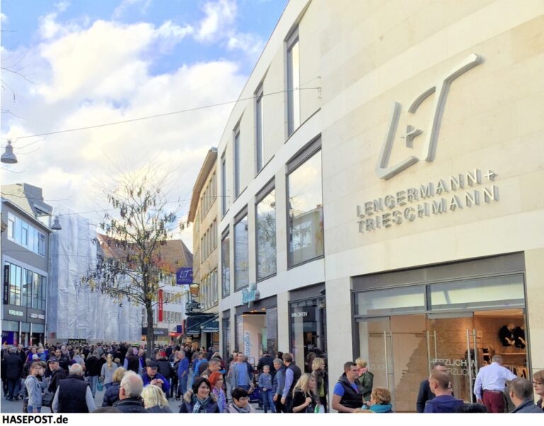 Große Straße Osnabrück, verkaufsoffener Sonntag vor Modehaus L&T in Innenstadt