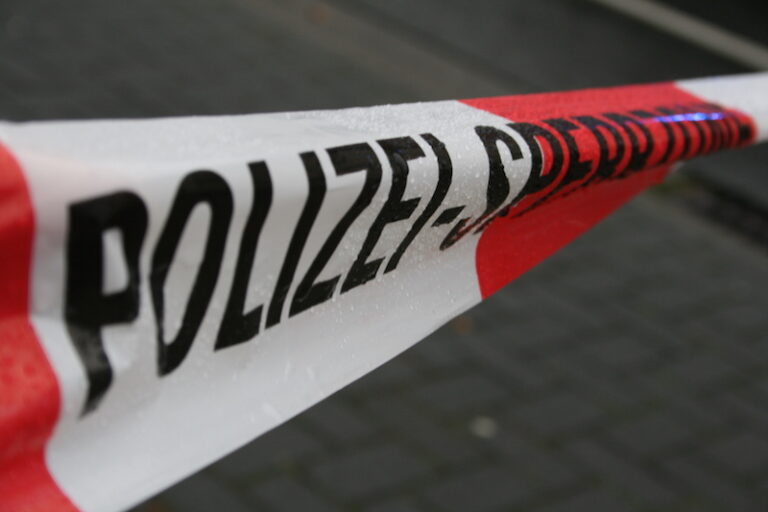 (Symbolbild) Polizeiabsperrband in Hasbergen