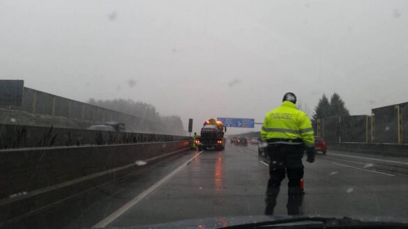 Stau nach Unfall mit LKW auf der A1 vor Wallenhorst