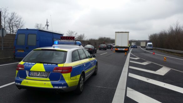 Unfall mit PKW und zwei LKW auf der A30