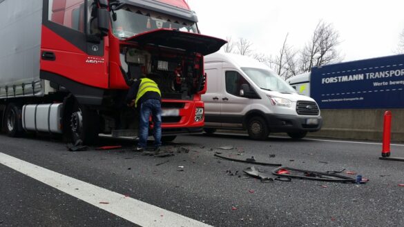 Unfall mit PKW und zwei LKW auf der A30