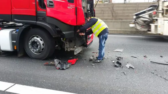 Unfall mit PKW und zwei LKW auf der A30
