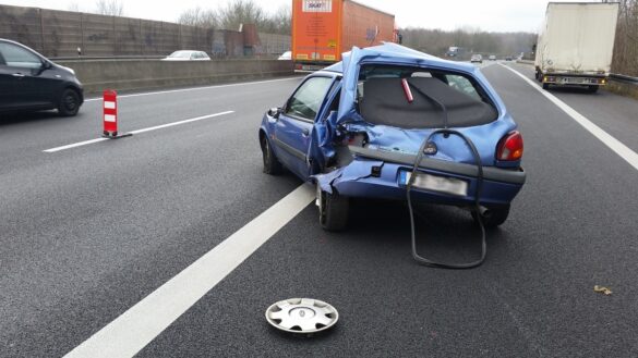 Unfall mit PKW und zwei LKW auf der A30