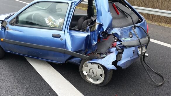 Unfall mit PKW und zwei LKW auf der A30