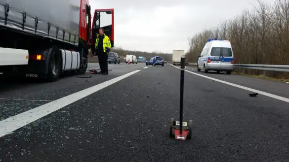 Unfall mit PKW und zwei LKW auf der A30