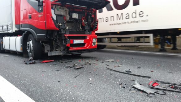 Unfall mit PKW und zwei LKW auf der A30