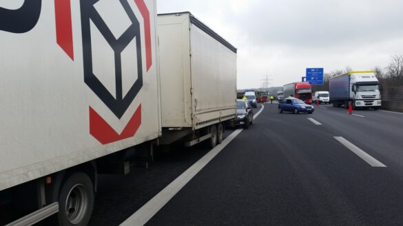 Unfall mit PKW und zwei LKW auf der A30