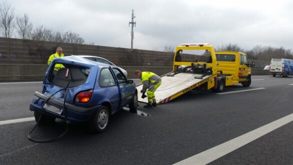 Unfall mit PKW und zwei LKW auf der A30